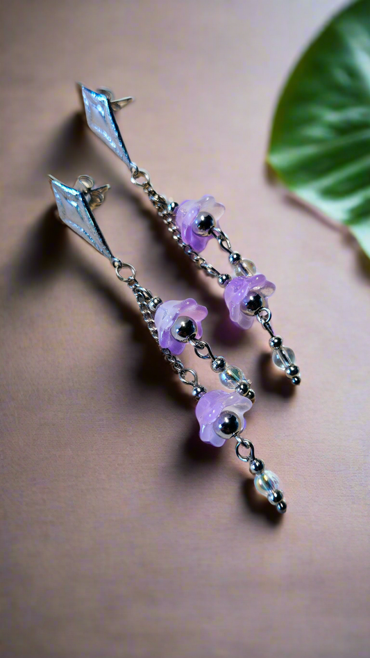 Pastel Purple Bellflowers and Silver Chain Dandgle Earrings on Diamond Dhaped Studs